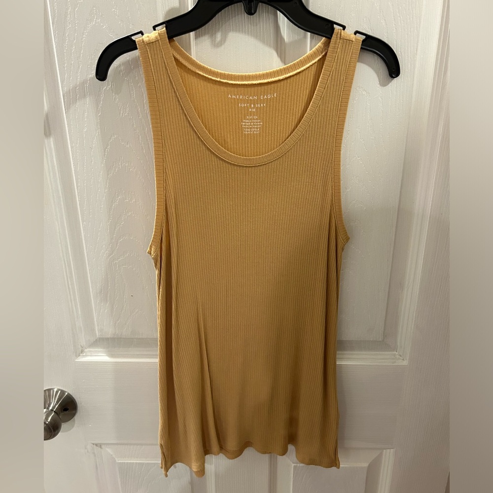 American Eagle. Women’s medium. Yellow, ribbed tank-top.